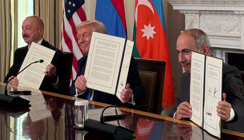 الرئيس الأمريكي دونالد ترامب ورئيس وزراء أرمينيا نيكول باشينيان ورئيس أذربيجان إلهام علييف بعد الاتفاق في واشنطن (أرشيف)