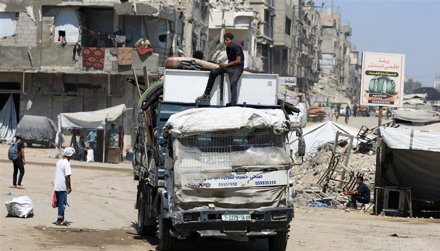 فلسطينيون وسط الأنقاض في قطاع غزة (أرشيف)