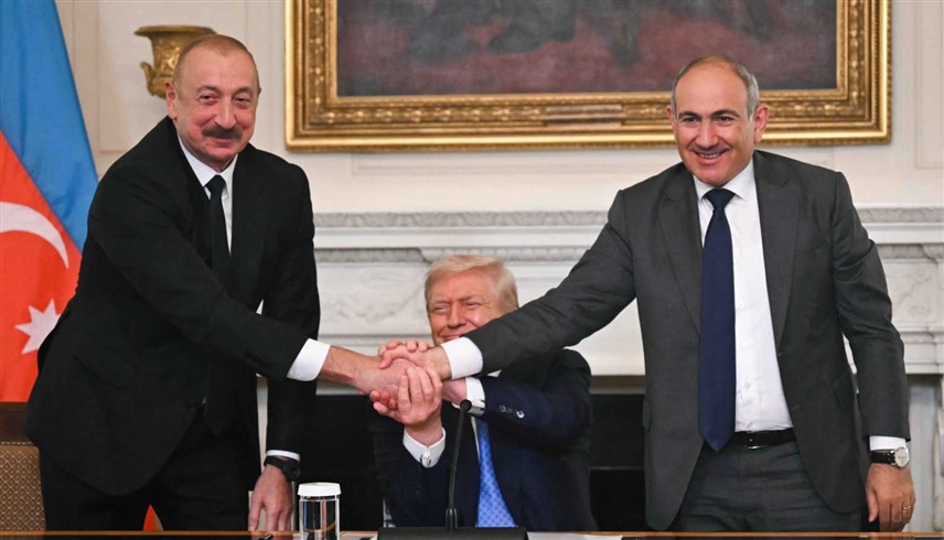 الرئيس الأمريكي يتوسط رئيس وزراء أرمينيا نيكول باشينيان ورئيس أذربيجان إلهام علييف أمس الجمعة (رويترز)