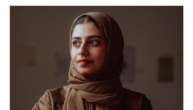 الفنانة فاطمة آل علي: أعيد قراءة التاريخ من منظور الأرض والناس
