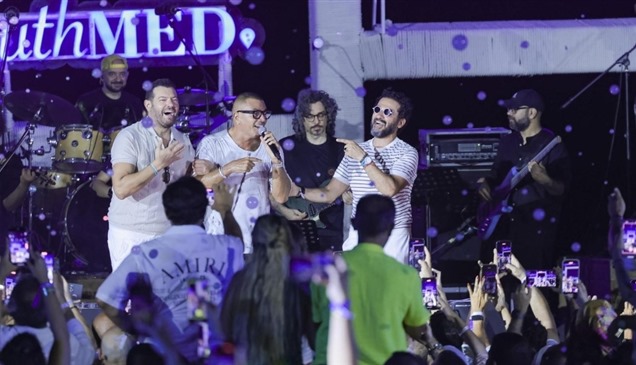أحمد حلمي وعمرو يوسف يفاجئان عمرو دياب على المسرح والهضبة يتفاعل
