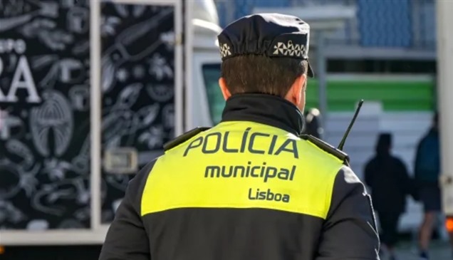 جريمة بشعة.. طالب يلف رأس ضحيته بورق قصدير ويسلمها للشرطة
