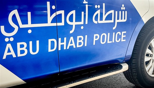شاهد.. شرطة أبوظبي تستقبل الطلبة بالورود والهدايا بأول يوم دراسة 