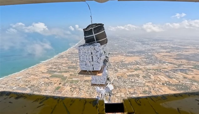 الإمارات تُنفذ الإنزال الجوي الـ81 للمساعدات الإنسانية لدعم غزة