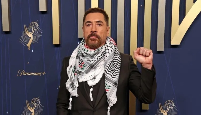 خافيير بارديم مرتدياً الكوفية الفلسطينية في حفل جوائز إيمي 2025