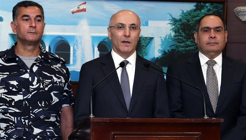 وزير الداخلية والبلديات  اللبناني أحمد الحجار خلال مؤتمر صحافي  (وسط) (أرشيف)
