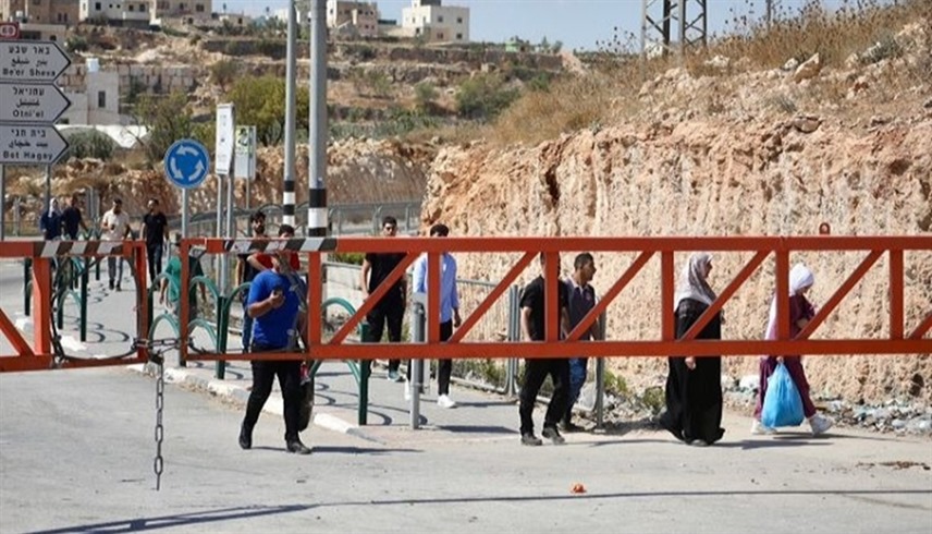 فلسطينيون في الضفة الغربية أمام بوابة إسرائلية (أرشيف)
