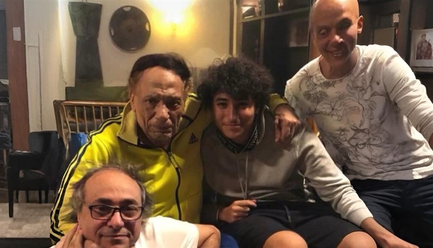 عادل إمام برفقة عائلته 
