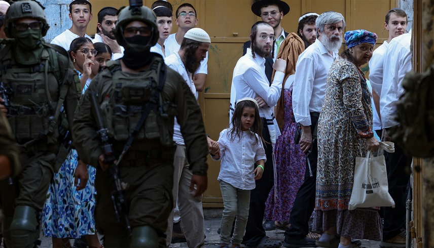مستوطنون إسرائيليون بحماية جنود في القدس (أرشيف)
