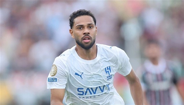 4 أندية تقف في وجه الهلال.. وشرط مثير من الشباب