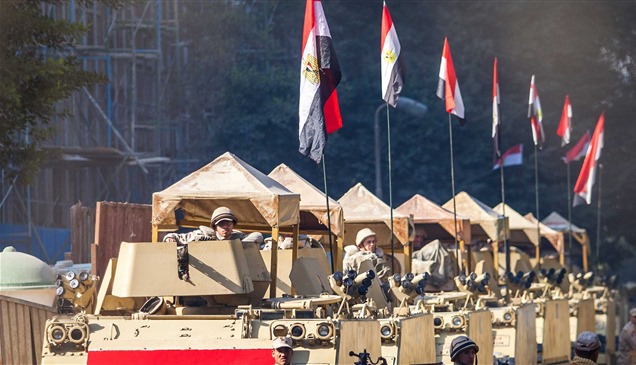 ما أهداف إسرائيل من الترويج لاختراق حدودها جواً عبر مصر؟