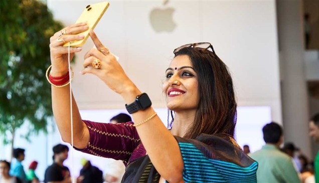 لماذا يشعر الهنود في الإمارات بالفخر الليلة مع إطلاق iPhone 17؟