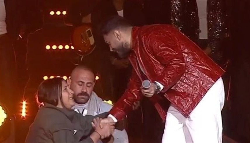 تامر حسني مع معجبة على المسرح 