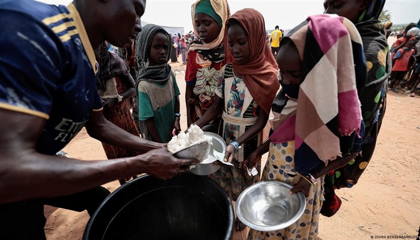 توزيع مساعدات في السودان (رويترز)