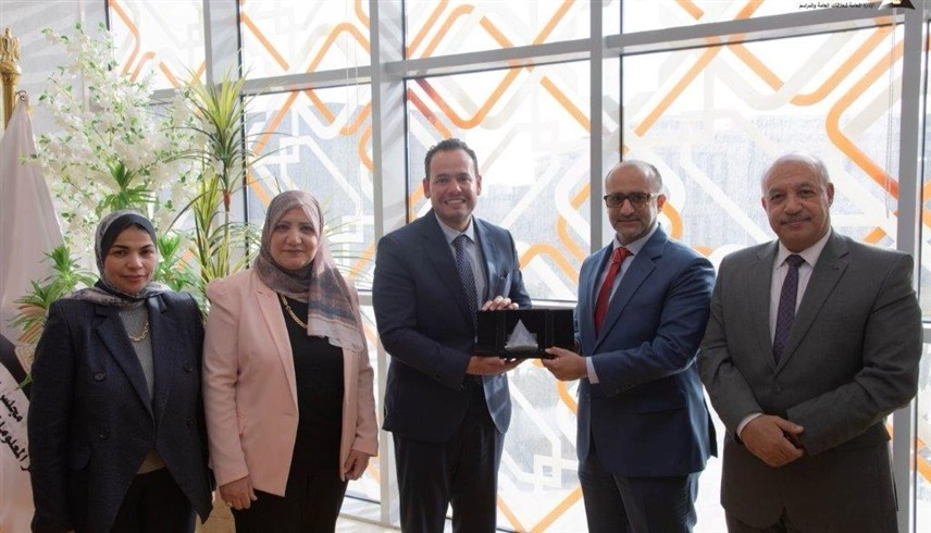 الأرشيف والمكتبة الوطنية ومركز معلومات مجلس الوزراء يتبادلان الدروع التذكارية (المصدر)