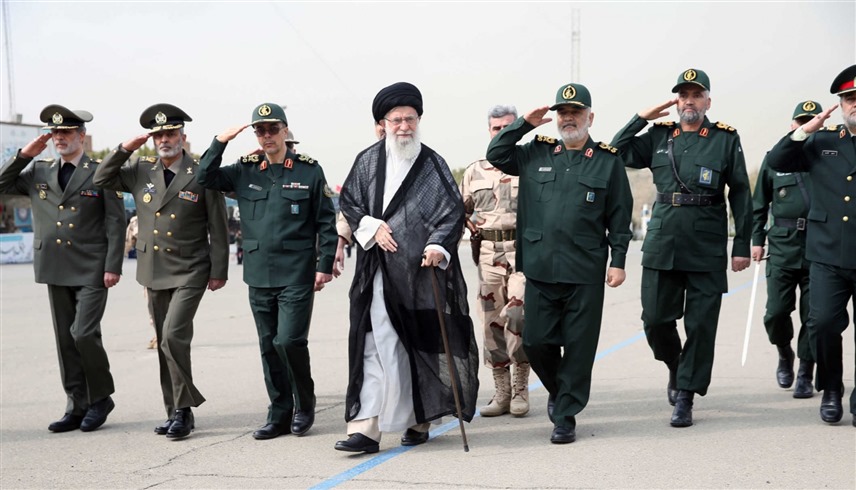 مرشد إيران علي خامنئي مع قادة الحرس الثوري والجيش (أرشيف)