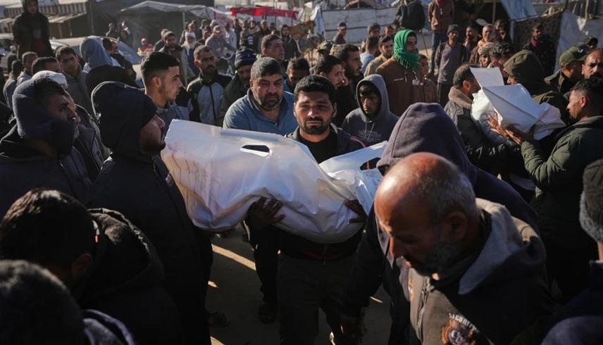 فلسطينيون يشيعون ضحايا هجوم إسرائيلي على خان يونس اليوم السبت (أ ب)