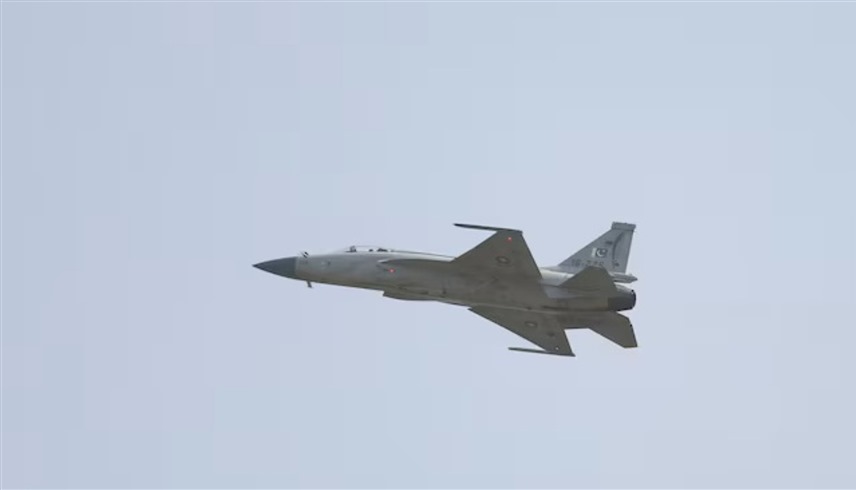 طائرة مقاتلة باكستانية من طراز "جيه.إف-17 ثاندر" (رويترز)