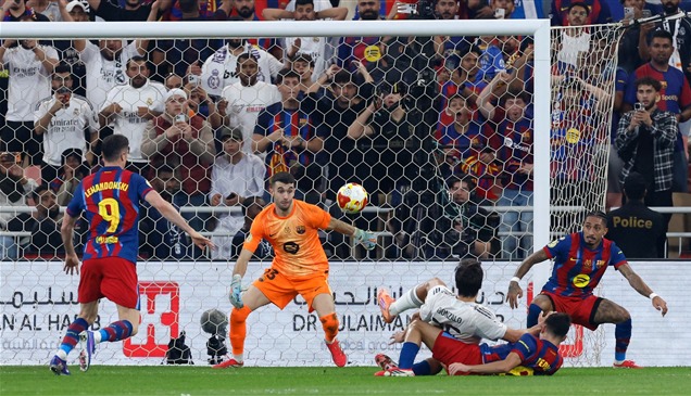 الشوط الأول.. تعادل إيجابي بين برشلونة وريال مدريد 