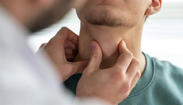 هل فقدت صوتك ولا تستطيع التوقف عن السعال؟ قد تكون مصاباً بفيروس أدينو