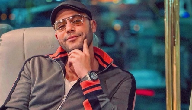فنان فلسطيني ينحت اسم محمد إمام فوق رمال قطاع غزة بمناسبة مسلسله الرمضاني "الكينج"