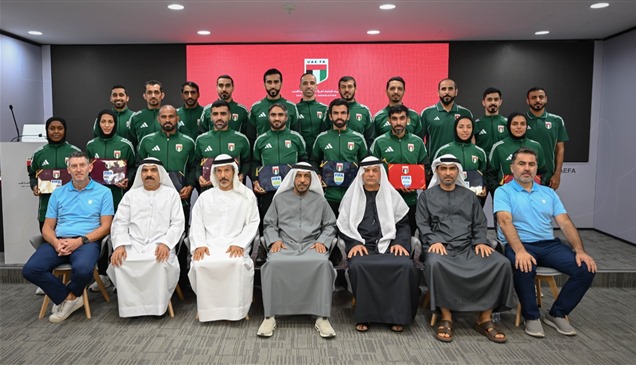 اتحاد الكرة الإماراتي يُسلّم الشارات الدولية لحكام 2026