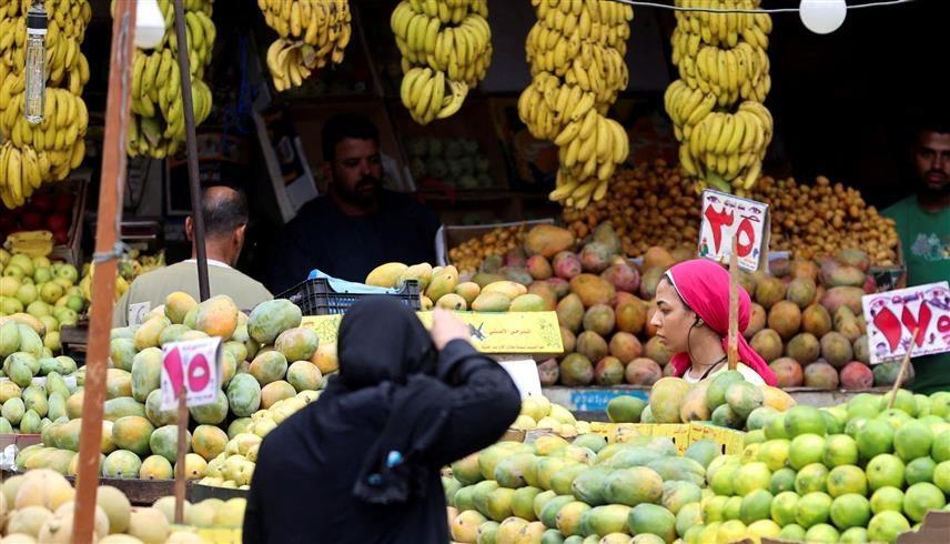 امرأة تتسوق في سوق بالقاهرة (رويترز)