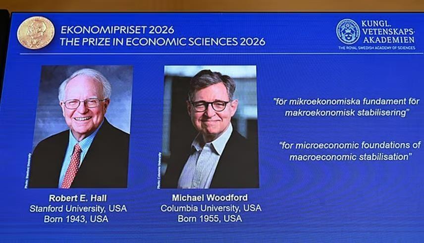 فوز الاقتصاديين الأمريكيين روبرت هول ومايكل وودفورد بجائزة نوبل للاقتصاد لعام 2026 (أ ف ب )