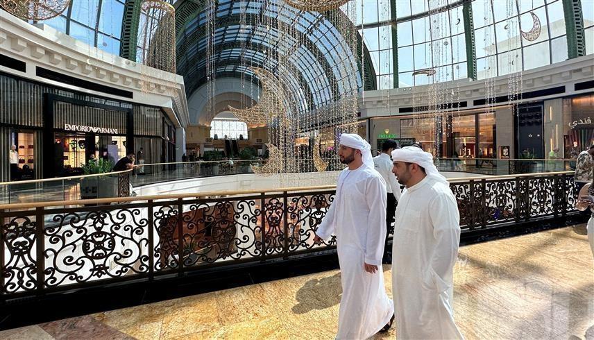 تسوق مواطنون في مول الإمارات بدبي (رويترز)