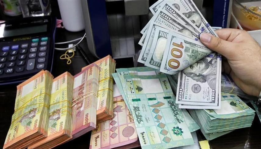 محل صرافة يحول ليرات لبنانية إلى الدولار الأمريكي (أ.ب)