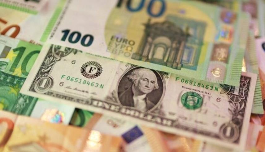 أوراق نقدية من الدولار الأمريكي واليورو (رويترز)