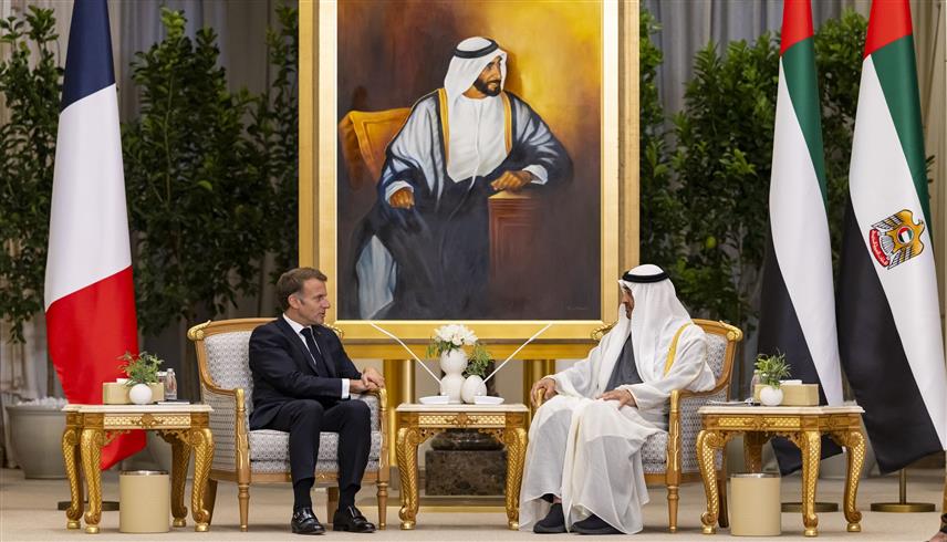 محمد بن زايد وإيمانويل ماكرون (وام)