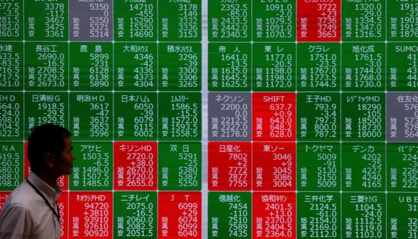 لوحة إلكترونية تعرض حركة تداول الأسهم وأسعارها على المؤشر نيكي الياباني (رويترز) 