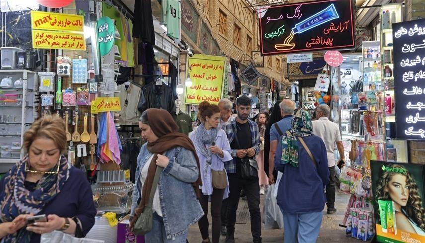 إيرانيون في أحد أسواق طهران (أ ف ب)