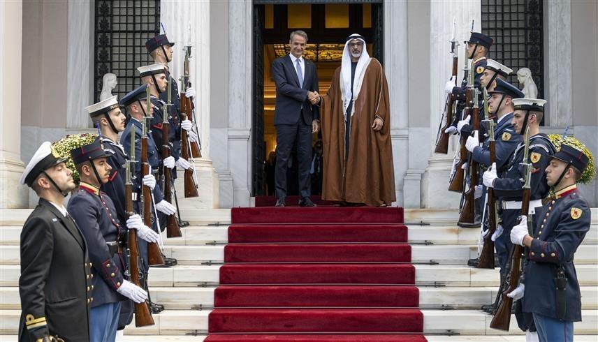 الشيخ خالد بن محمد بن زايد آل نهيان خلال لقائه مع رئيس وزراء اليونان (وام)