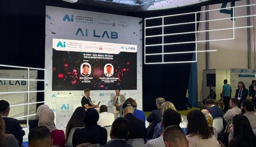 كاميلو شوبيسبرغر خلال مشاركته في فعالية "AI Everything أبوظبي"