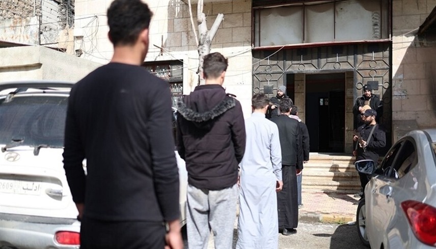 عناصر من قسد في سوريا خلال تقديم طلبات تصويب الأوضاع (أرشيف)