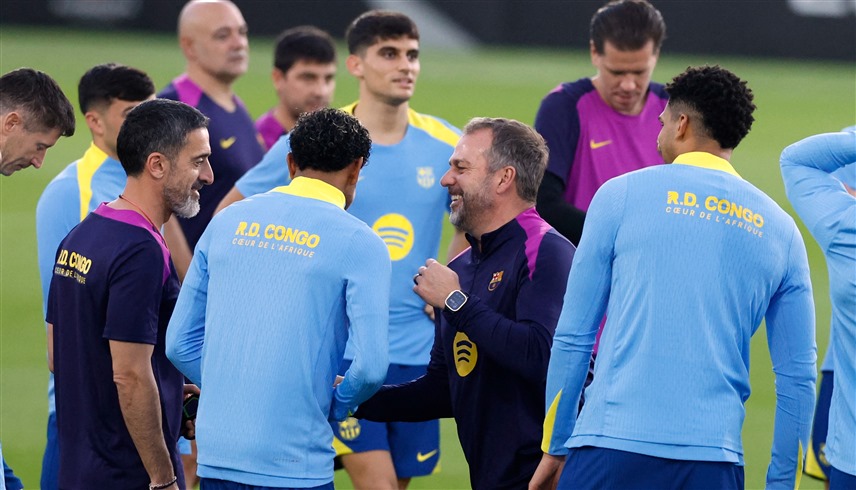 لاعبو برشلونة يرغبون ببقاء فليك (رويترز)