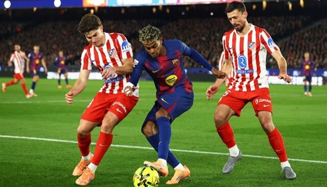 برشلونة يتحدى حصون أتلتيكو في قمة "تكسير العظام"