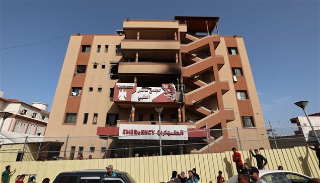غزة.. أطباء بلا حدود تعلق عمليات في مستشفى ناصر بسبب مسلحين