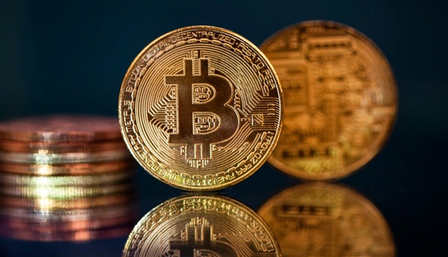 بتكوين تتراجع وتقترب من مستوى 70 ألف دولار