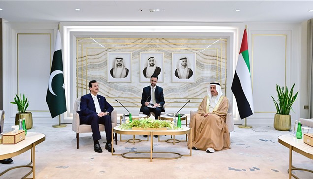 صقر غباش ورئيس مجلس الشيوخ الباكستاني يناقشان تعزيز التعاون البرلماني