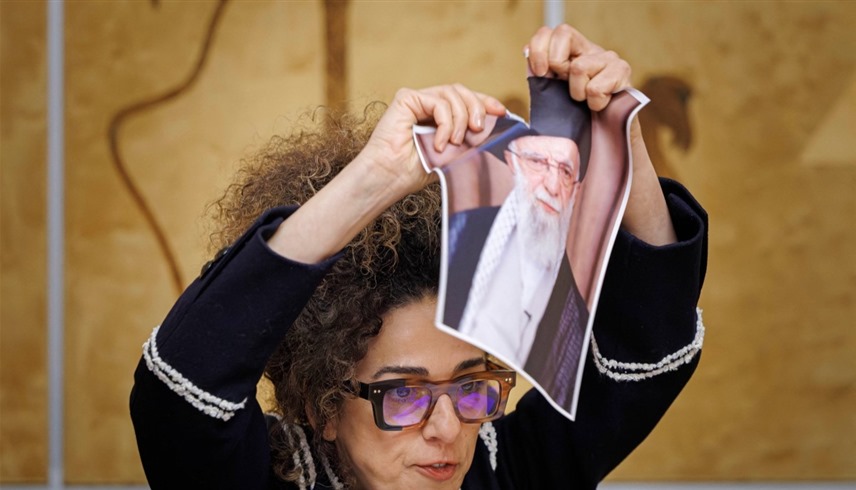 صحفية إيرانية تمزق صورة المرشد الإيراني الراحل علي خامنئي (أ ف ب)
