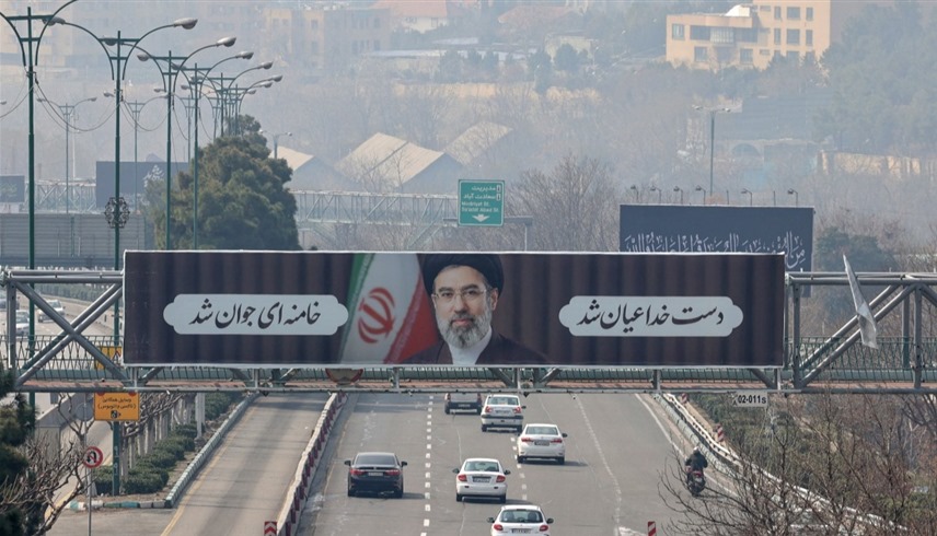 صورة لمجتبى خامنئي في طهران (أ ف ب)