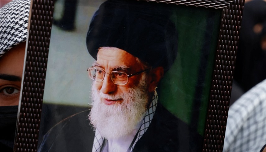 صورة لخامنئي خلال فعالية عزاء في إيران (رويترز)