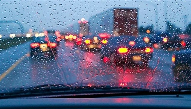 احذرها فوراً.. 10 أخطاء خطيرة عند القيادة أثناء المطر