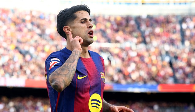 كانسيلو يضحي بـ70% من راتبه للبقاء في برشلونة