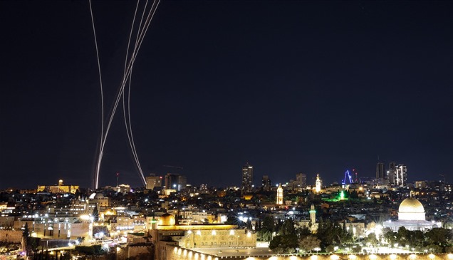 انفجارات في القدس بعد إطلاق صواريخ من إيران