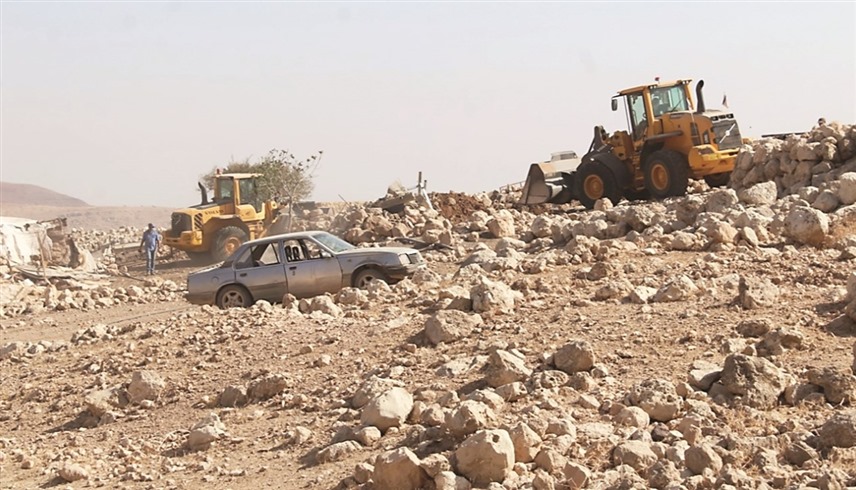 جانب من إزالة آثار الدمار في الضفة الغربية (رويترز)