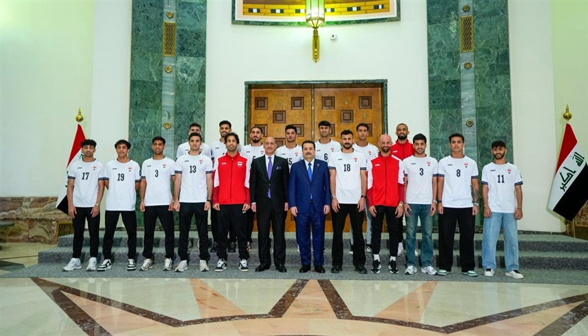 السوداني يتوسط لاعبي منتخب العراق (إكس)